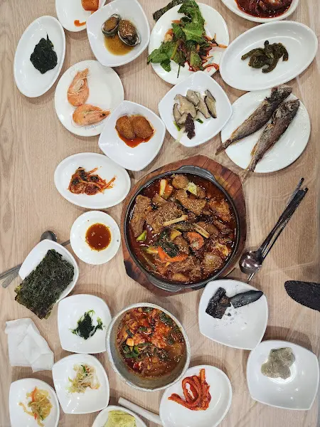 한 상 가득 차려진 음식