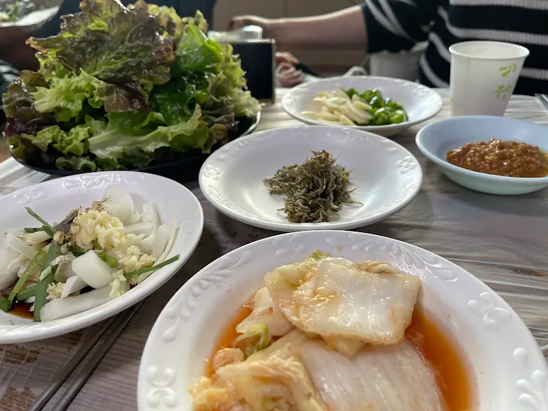 다양한 쌈 채소와 밑반찬들