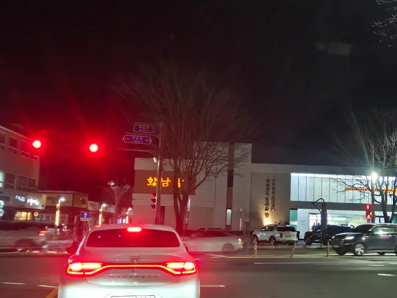 밤에 빛나는 황남빵 간판