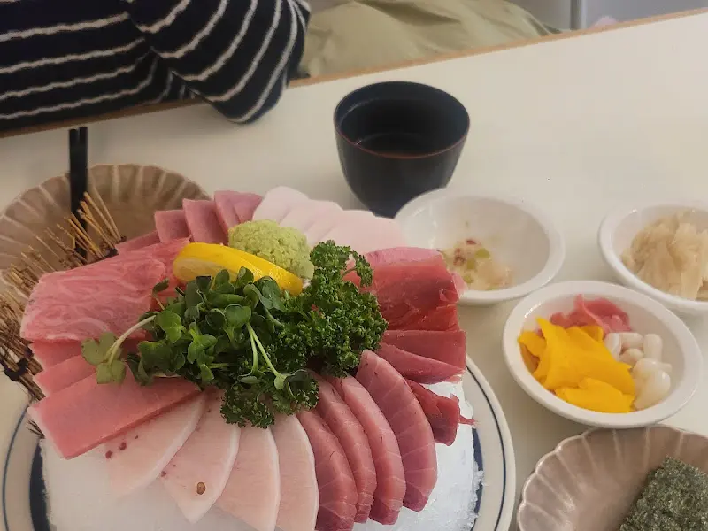 다양한 부위의 참치를 맛볼 수 있는 행복