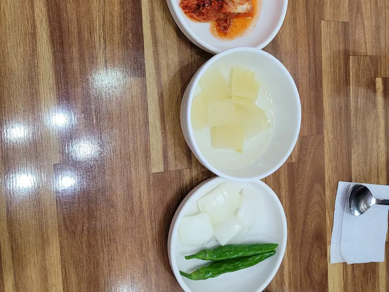 정갈하게 담겨 나온 밑반찬