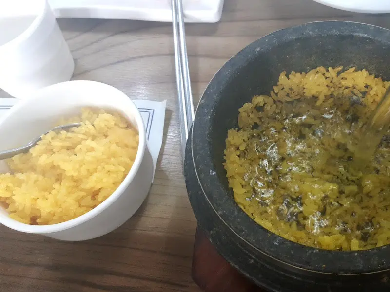 돌솥밥에 물을 부은 모습