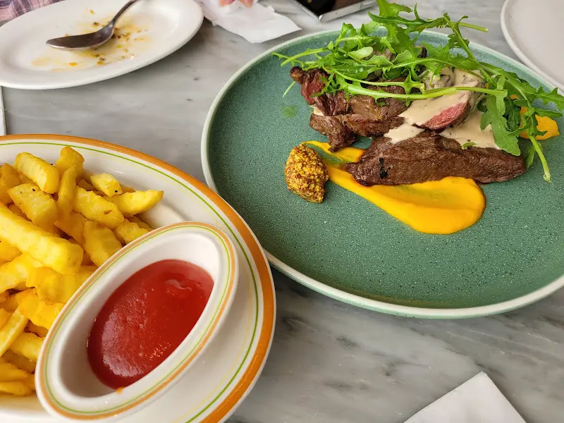 스테이크와 감자튀김