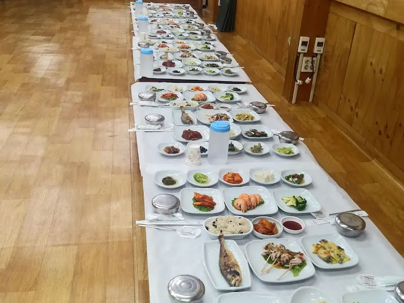 한 상 가득 차려진 모습