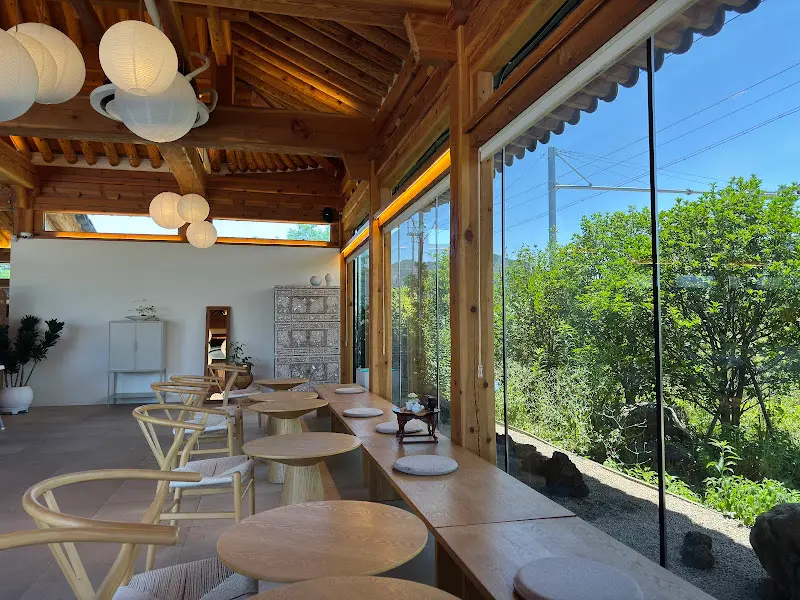 카페 내부 테이블 좌석