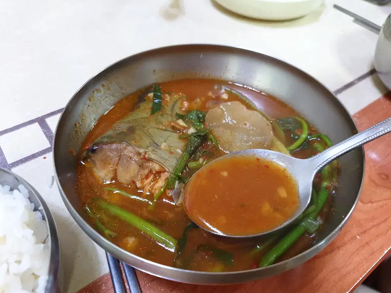메기매운탕 떠먹는 모습