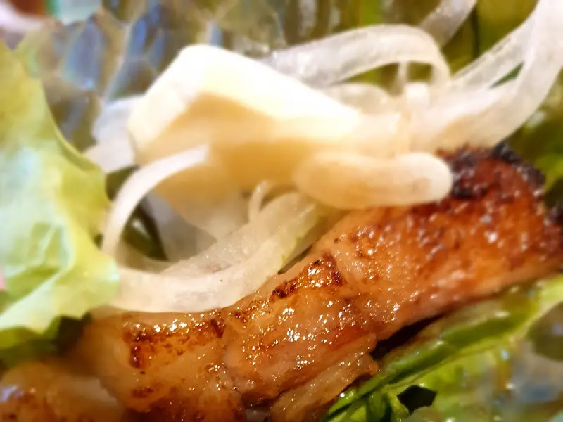 싱싱한 쌈 채소와 함께 즐기는 돼지갈비