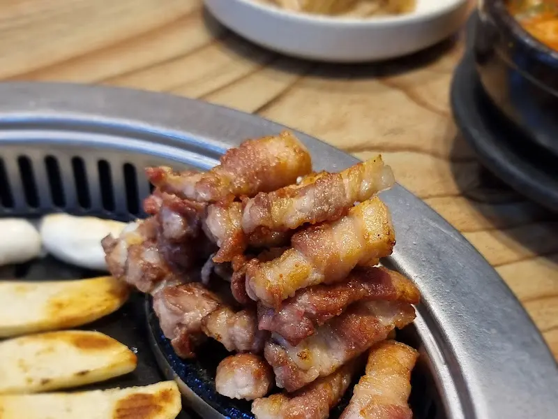 맛찬들왕소금구이 모란점의 먹음직스러운 삼겹살