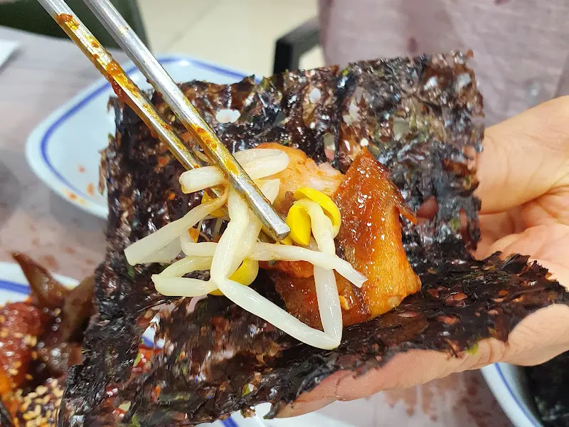 김에 밥과 코다리, 콩나물을 올려 싸 먹는 모습