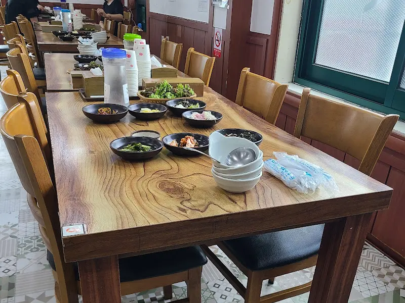 정갈하게 놓인 식기