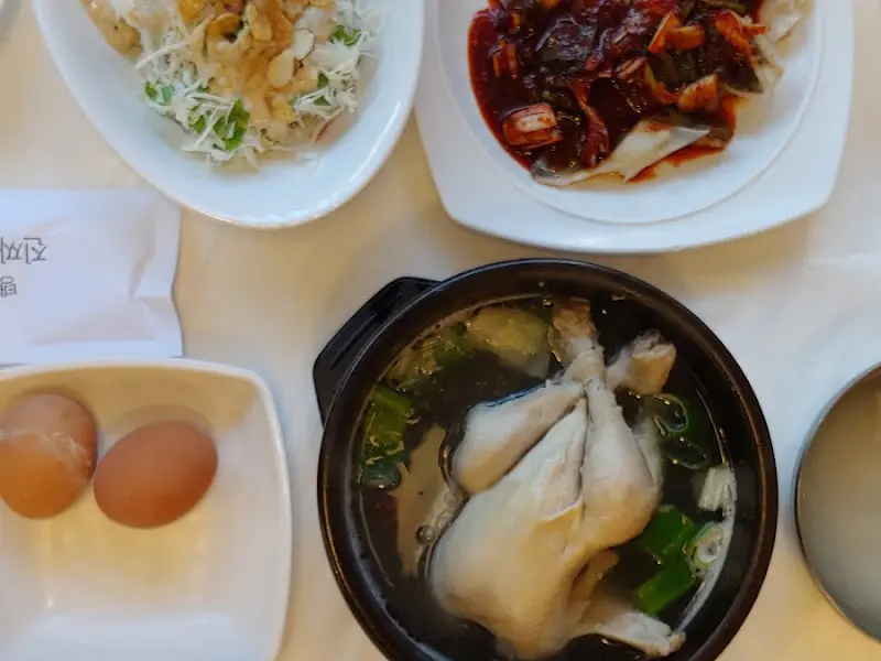 탱고아구찜 기본으로 제공되는 삼계탕