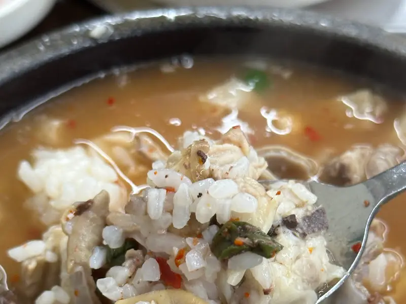 숟가락 위에 올려진 순대와 밥