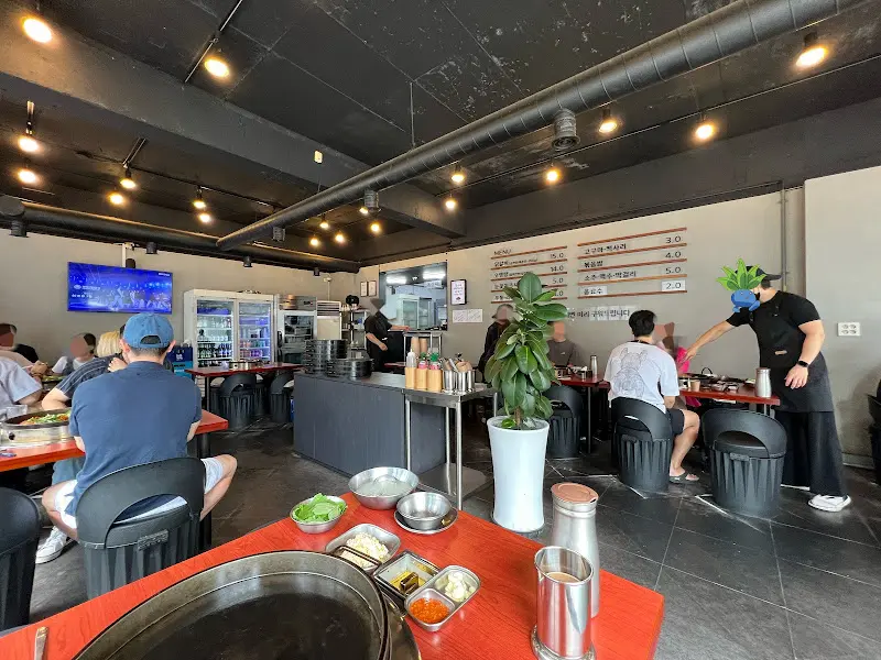 김래하닭갈비 내부