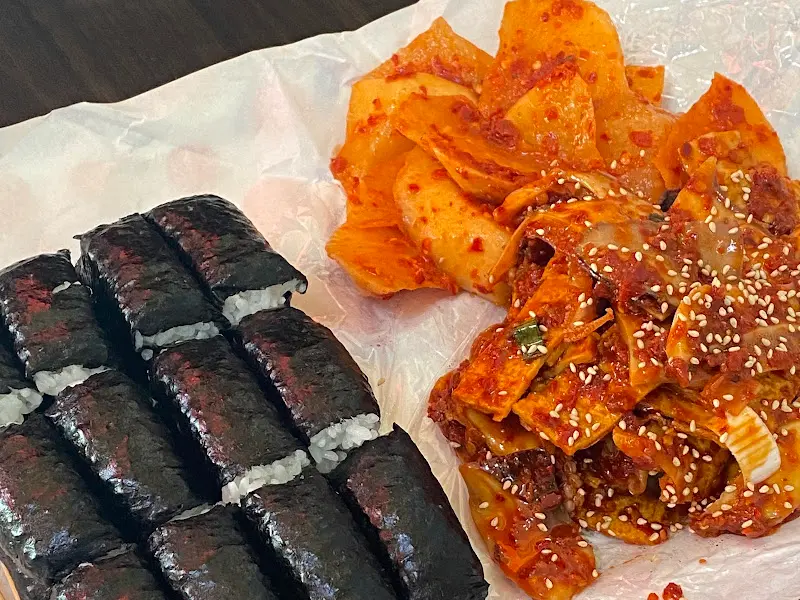 윤기가 흐르는 충무김밥과 오징어 무침