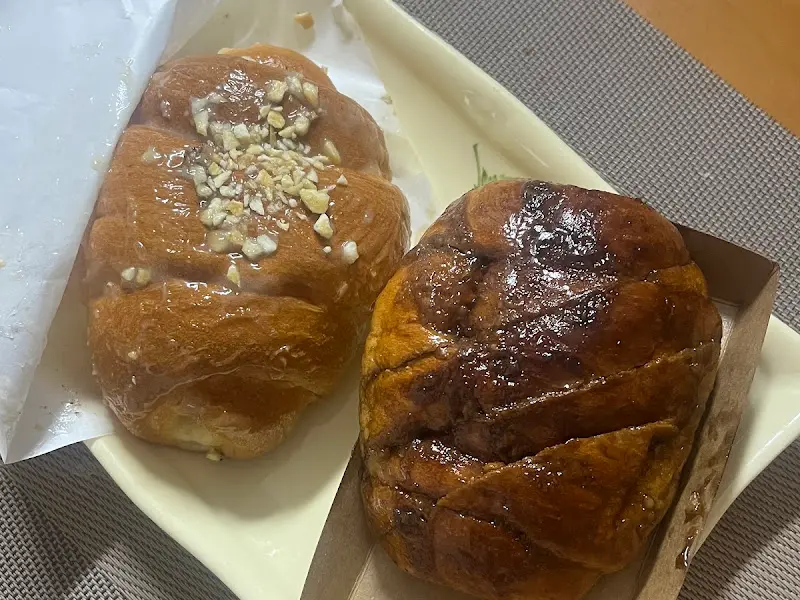 흑마늘 소금빵과 마늘 소금빵