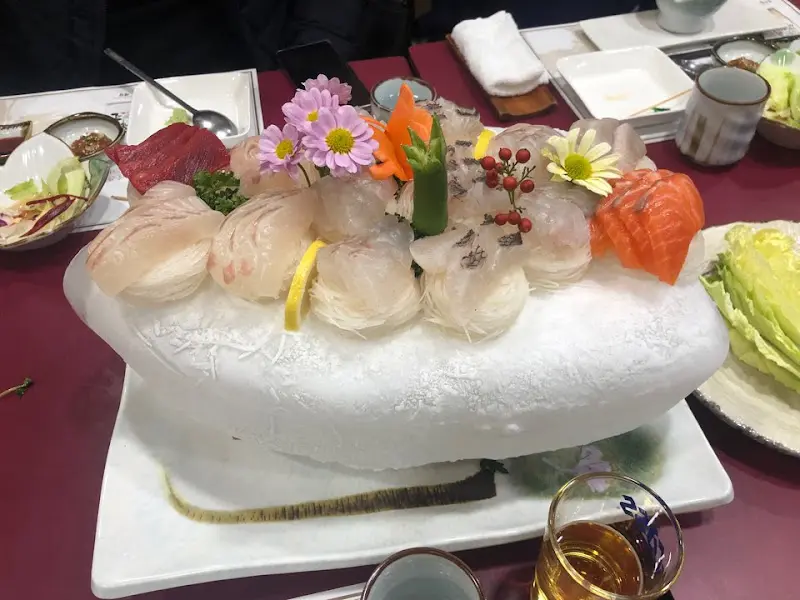 화려한 모듬회 한 상 차림