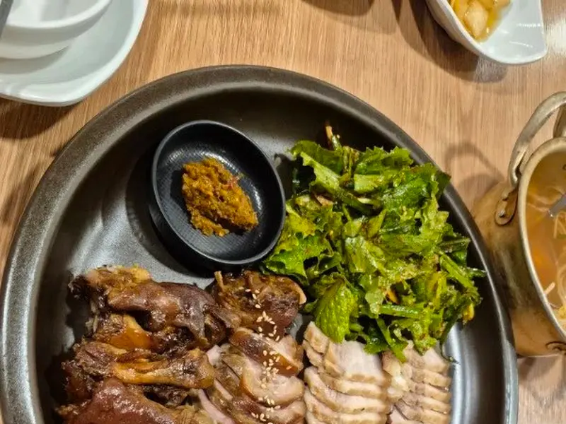 족발, 보쌈, 쌈 채소 한 상 차림