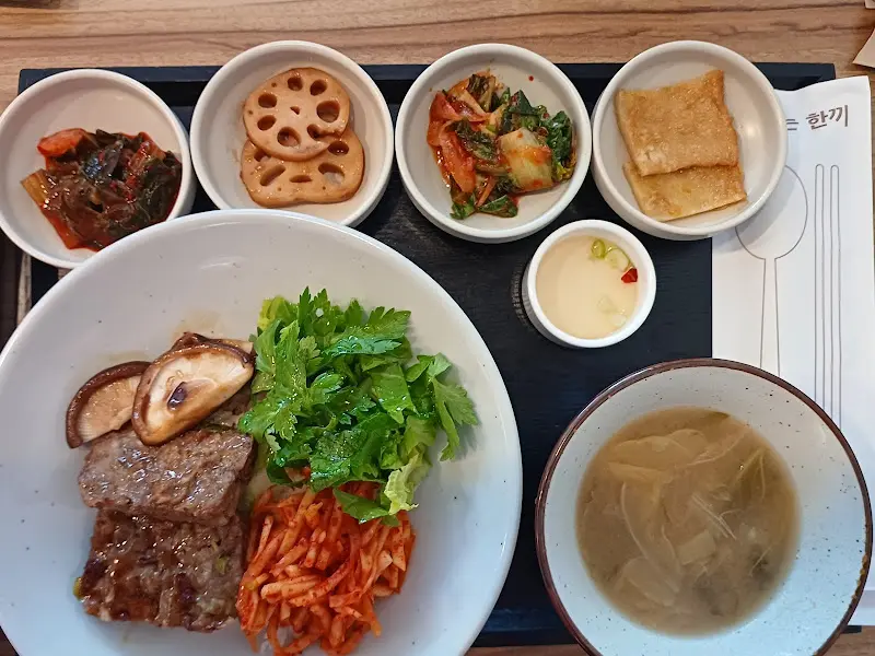 정갈한 반찬과 밥