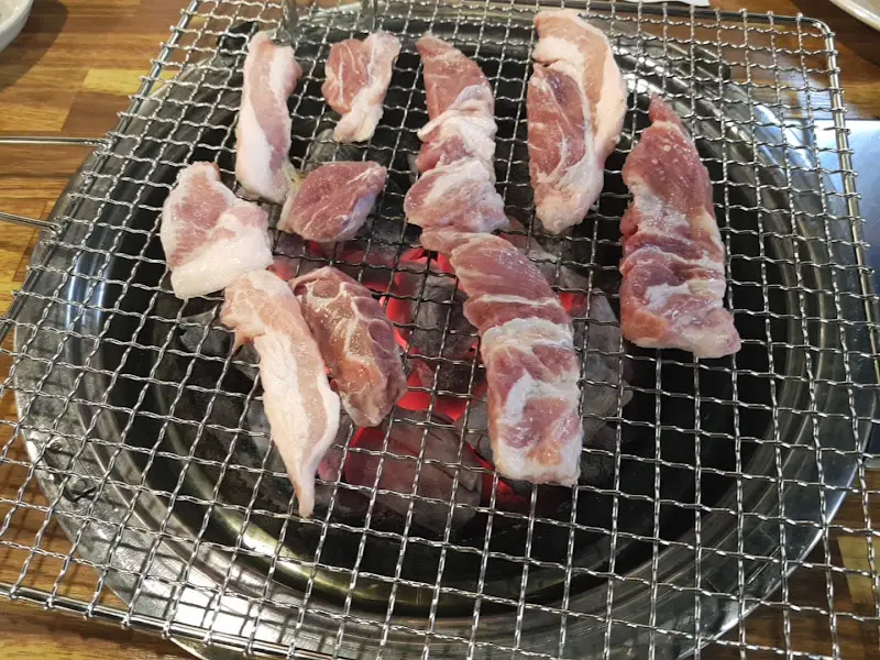 숯불 위에서 구워지는 뒷고기