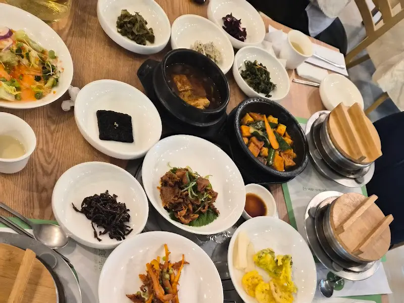 다채로운 약초 반찬들