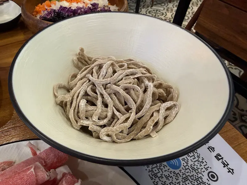 탱글탱글한 손칼국수 면