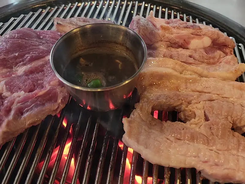 멜젓에 찍어먹는 흑돼지