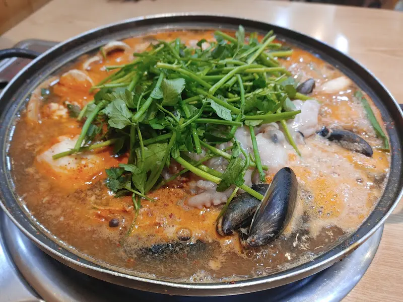 미나리가 듬뿍 올려진 동태탕