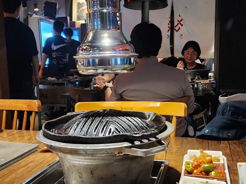 양고기 구워주는 직원