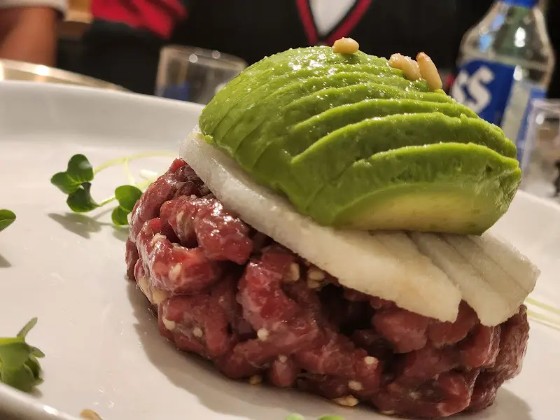 아보가드로 육회 근접샷