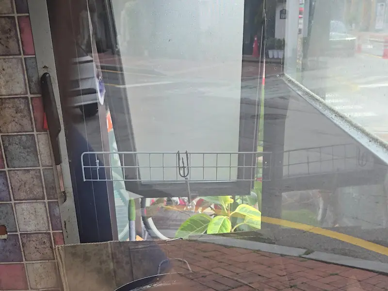 가게 유리창 풍경