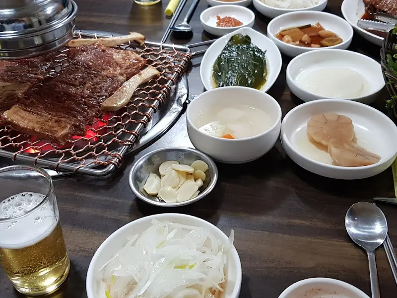 한 상 가득 차려진 왕갈비