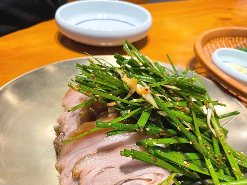 수육 위에 얹어진 싱싱한 부추