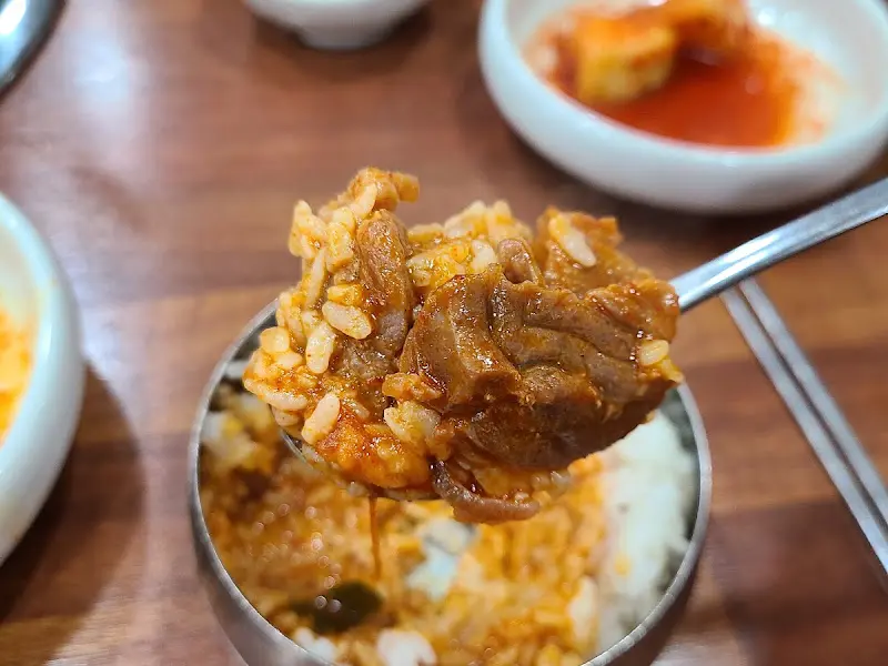 밥에 비벼먹는 모습