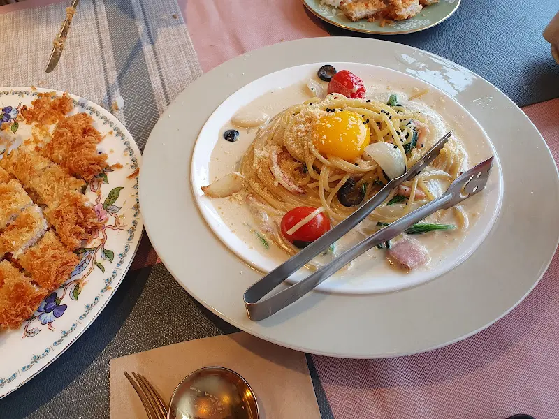 크림 소스가 듬뿍 뿌려진 파스타