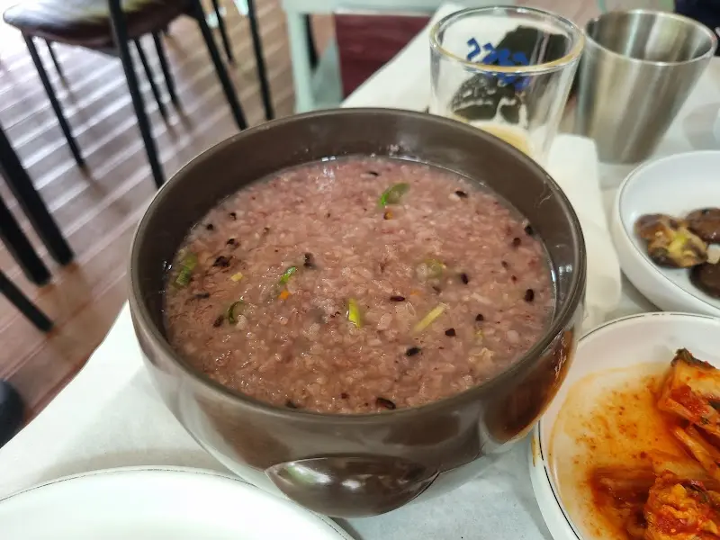 능이백숙의 깊은 맛이 담긴 죽