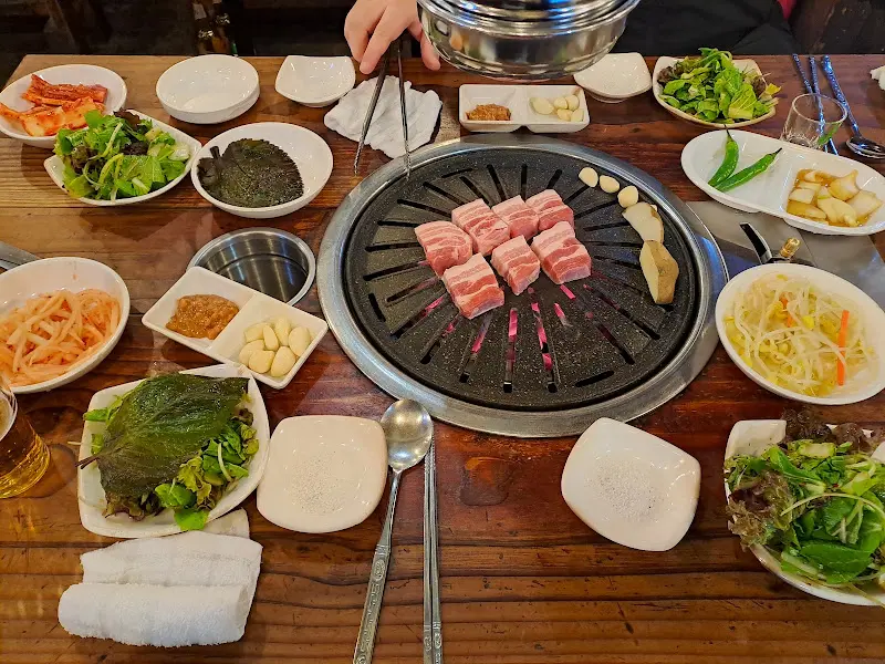 푸짐하게 차려진 한 상