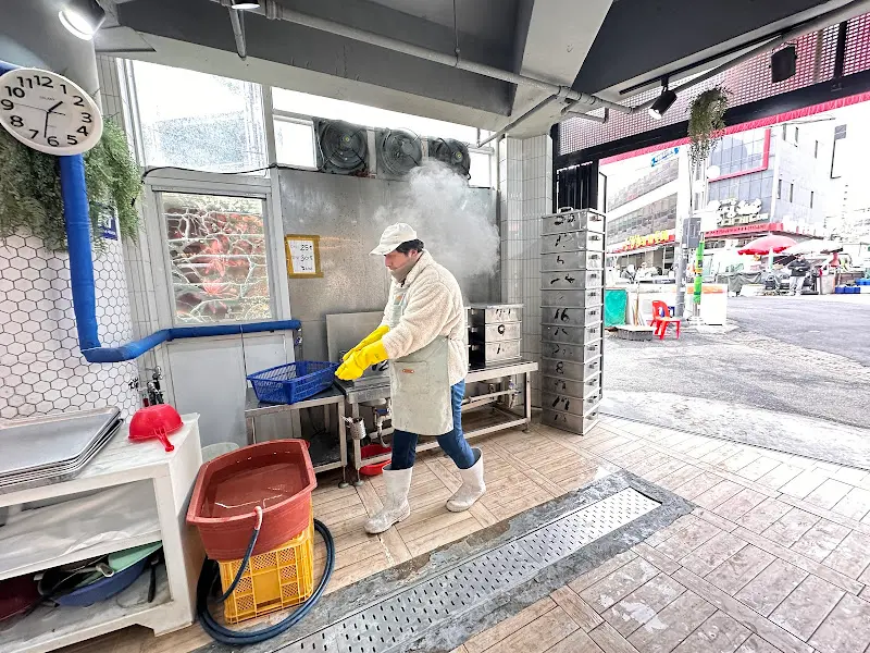 대게를 찌는 모습