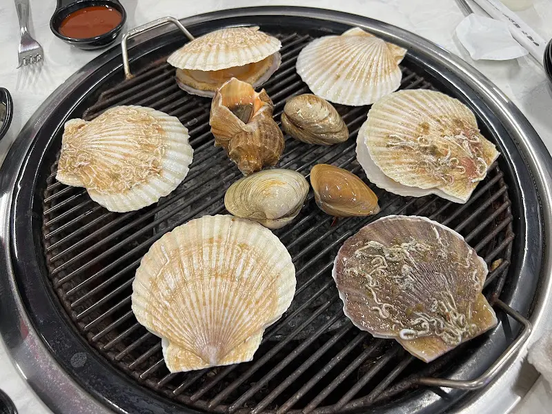 숯불 위에서 맛있게 익어가는 조개들