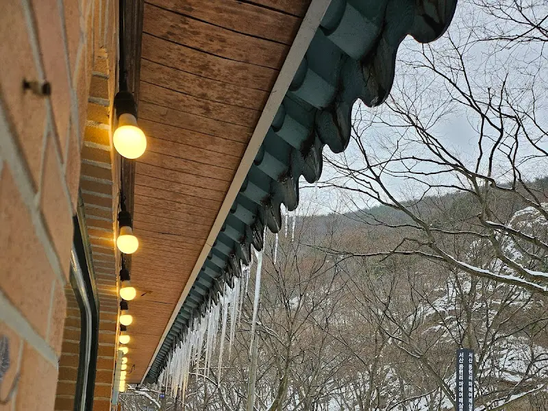 용천집 처마에 달린 전구와 고드름