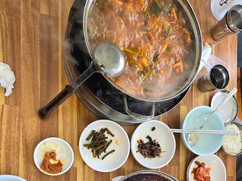 돼지찌개와 밑반찬 전체 테이블 샷
