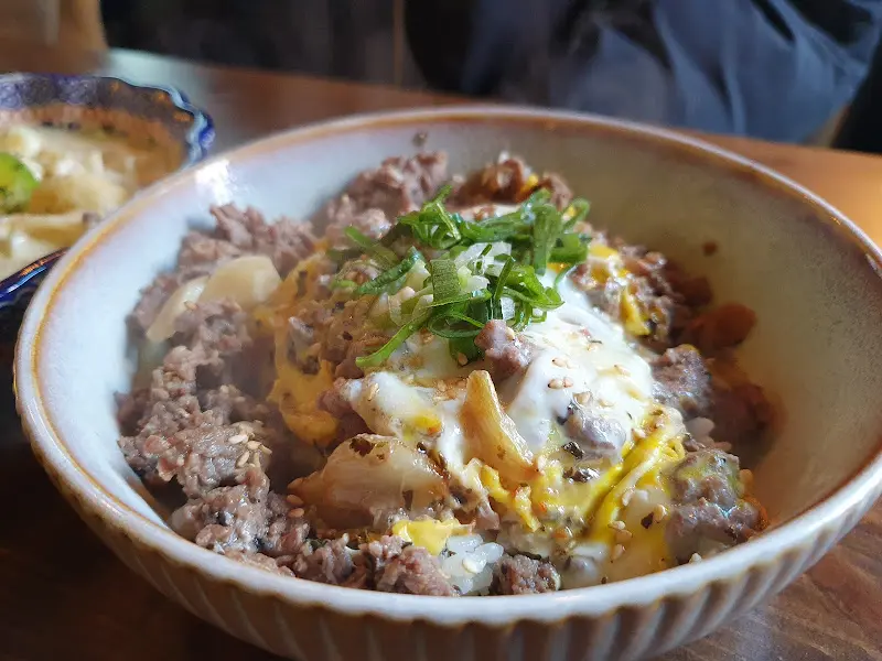 고소한 향이 느껴지는 덮밥