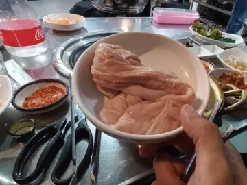 어둠 속에서 빛나는 맛, 칠곡 뒷고기 골목의 마성, 그 황홀한 맛집 기행