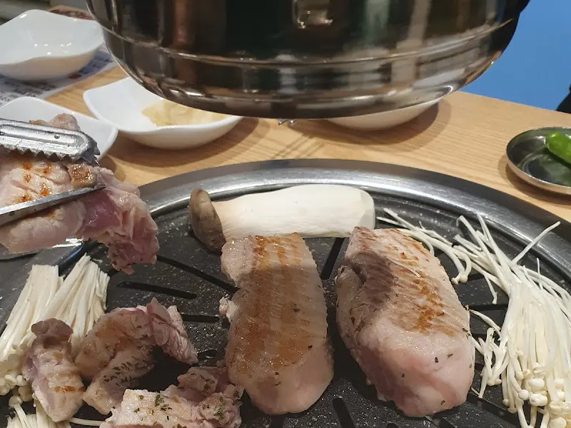 불판 가득 올려진 고기