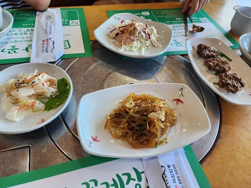 테이블 위에 놓여진 여러가지 반찬 접시들