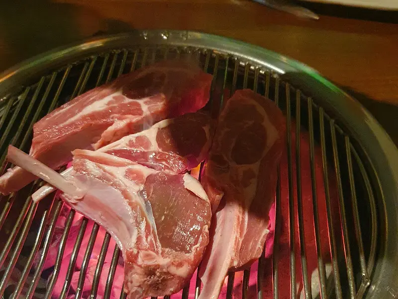 숯불 위에서 익어가는 양고기