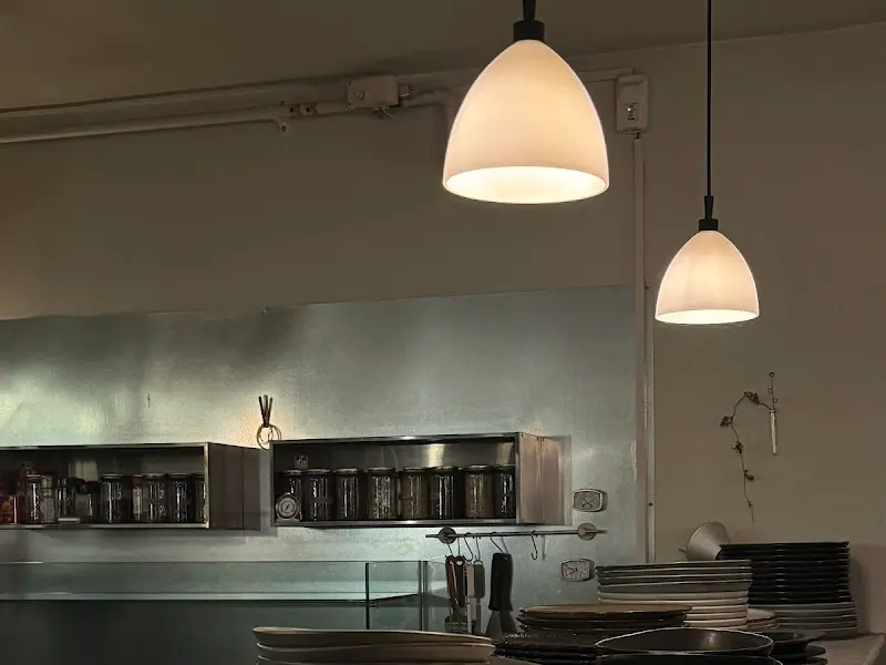 천장에 매달린 조명