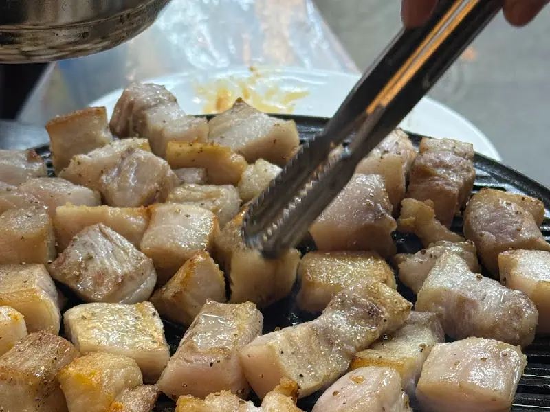 잘 구워진 깍둑 가브리살을 집는 모습