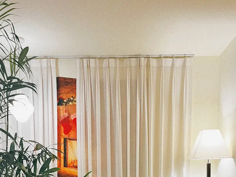 흰색 커튼이 드리워진 창가와 테이블