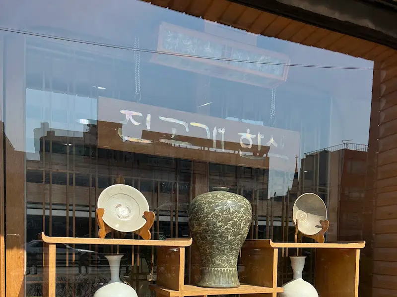 진고개 유리창에 비친 풍경