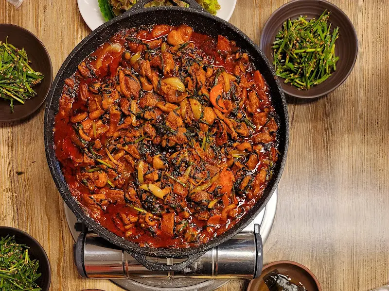 매콤한 양념이 일품인 오리 주물럭